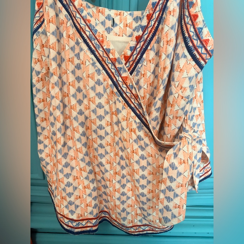Buckle Miss Me Geo Surplice embroidered wrap peach & navy tank top - Picture 8 of 15